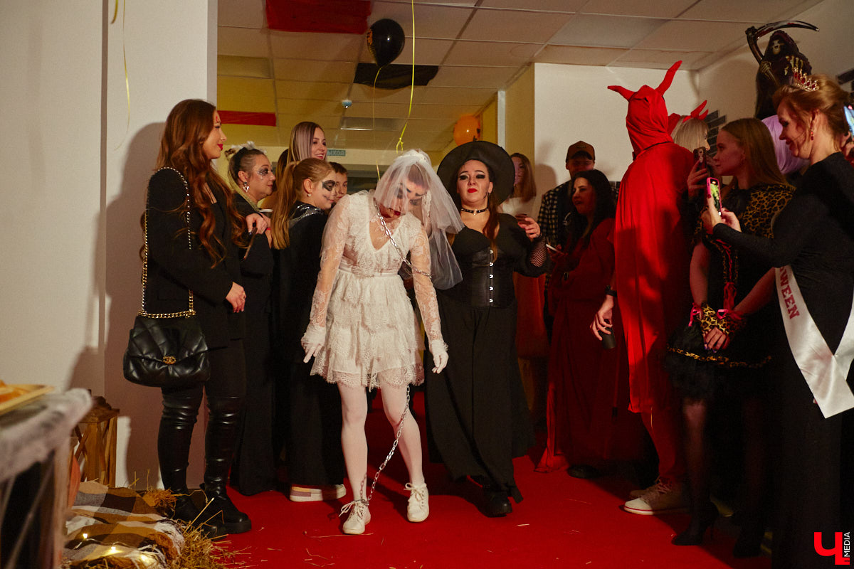 28 октября в Юрьевец со всего города слетелась нечистая сила. Притянула сказочных персонажей эксклюзивная вечеринка-дегустация в честь Хэллоуина. Все было пропитано духом праздника, начиная от лакомств в виде сырого мяса и заканчивая мрачной шоу-программой. «Ключ-Медиа» стал гостем этого ужасно вкусного и жутко интересного мероприятия.